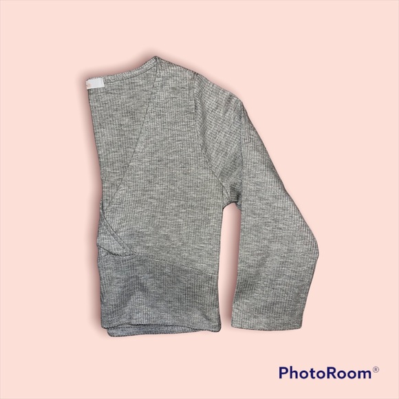 Color:Light grey, stretchy material, sleeves go down near elbow area depending - Picture 2 of 5